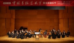 以线上展播和线下教学