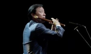 并早期随喜爱吹笛的父亲九游会j9官网