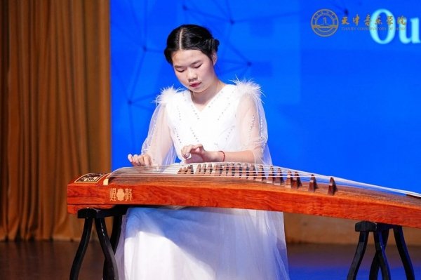 颁奖音乐会在弦乐团演奏的巴赫《a小调