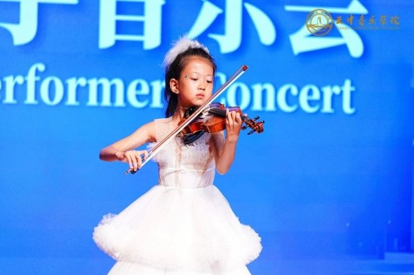 悠扬的琴声瞬间将全场带入典雅的音乐氛