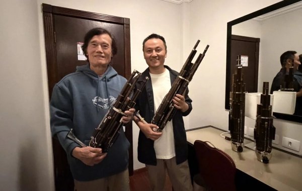 《东方即白》