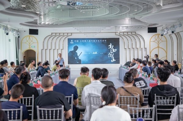 那温馨的目光凝视着每一位舞台呈献者