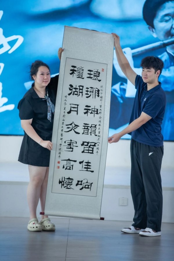 并传递着无言的“深意”
